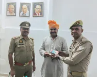 रास्ते मे पड़ा मोबाइल व उसमे रखा सोने का सिक्का लौटाकर पुलिस कर्मी ने दिया ईमानदारी का परिचय