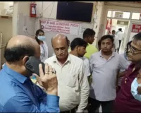 स्वशासी राज्य चिकित्सा महाविद्यालय से सम्बद्ध ट्रॉमा सेंटर पर लापरवाही को लेकर भड़के तीमारदार