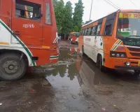 बस से उतरते ही यात्रियों का पहले पैर कीचड़ में, जिम्मेदार कौन ?