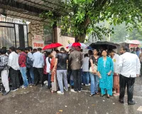 मांग को लेकर स्वास्थ्य महानिदेशालय के बाहर डटे रहें सैकड़ों डॉक्टर