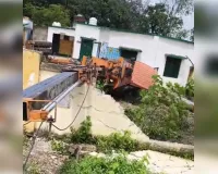 मोहनलालगंज में पेड़ की कटाई के दौरान हाइड्रा पलटा, मजदूर की मौत 