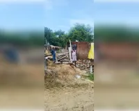 मजदूर का कच्चा मकान गिरने से मलबे में दबी गृहस्थी, परिवार सुरक्षित