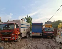 आवासीय इलाके में भारी वाहनों की पार्किंग बनी आफ़त
