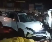 ट्रक को बचाने के चक्कर में कार अनियंत्रित होकर डिवाइडर से टकरायी