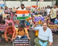 अभ्यर्थियों ने शिक्षा मंत्री का आवास घेरा, एक घंटे तक नारेबाजी