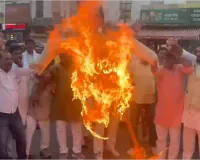 चौराहे पर फूंका अखिलेश यादव का पुतला, पुलिस ने नहीं रोका