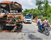 लखनऊ में बड़ा हादसा: स्टेयरिंग फेल होने से ट्रक से टकराई रोडवेज बस