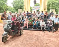 जीपीओ गांधी प्रतिमा पर दिव्यांग शिक्षकों का विरोध प्रदर्शन