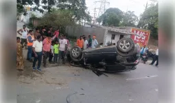 कोरबा: तेज रफ्तार का कहर जारी, अनियंत्रित होकर पलटी एसयूवी कार, पांच लोग घायल
