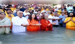 परमार्थ निकेतन में योग दिवस काउंटडाउन का भव्य आयोजन, गंगा तट पर गूंजा योग का संदेश