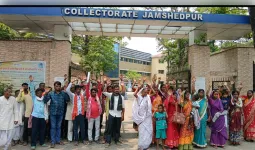 ग्रामीणों ने खदान और स्टोन क्रशर उद्योग शुरू कराने को लेकर किया प्रदर्शन