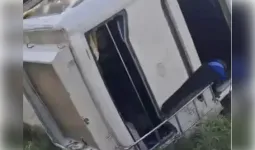 जयपुर-अजमेर हाईवे: ट्रक की टक्कर से पलटी बस, हादसे में तीन लोगों की गई जान 