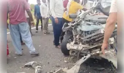 दिल्ली-मुंबई एक्सप्रेस-वे पर ट्रक में घुसी बेकाबू कार, महाराष्ट्र के 4 लोगों की मौत