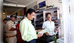 जन शिकायतों पर कलेक्टर ने किया निरीक्षण, अनियमितताएं मिलने पर शराब दुकान का लाइसेंस निरस्त