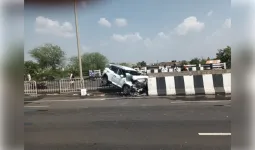 भीषण सड़क हादसा: डिवाइडर से टकराई क्रेटा कार, आरक्षक समेत सात घायल