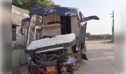 हाई मास्ट लाइट से टकराकर पलटी स्लीपर बस, 13 यात्री घायल; पांच गंभीर रेफर