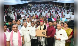 सीबीएसई टॉपर को लैपटॉप देकर अखिलेश यादव ने किया सम्मानित