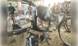 ई-रिक्शा से टकराई बाइक, हादसे से मची अफरा-तफरी, युवक गंभीर रूप से घायल