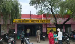 निघासन सीएचसी के रवैये से परेशान मरीज, बाहर से दवाएं खरीदने को मजबूर