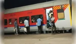 गोंडा जंक्शन बना अवैध वेंडरों का अड्डा, नियम-कानून ताक पर, यात्री परेशान