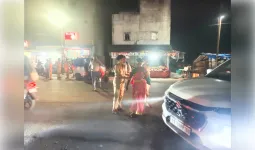जांजगीर-चांपा में महिला पीएसआई ने बुजुर्ग महिला को सुरक्षित सड़क पार कराया