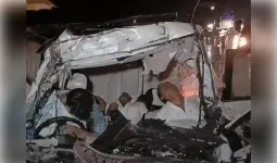 भीषण सड़क हादसा: ट्रक में पीछे से घुसी तेज रफ्तार एक्सयूवी, पांच युवकों की मौत