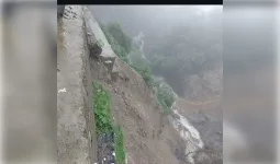 भारी बारिश से मसूरी-देहरादून मार्ग बंद, भूस्खलन और सड़क धंसने के बाद प्रशासन का बड़ा फैसला