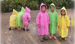 नेपाल : बारिश में स्कूल जाती तीन बच्चियों का वीडियो हुआ वायरल, अब स्नातक तक मिलेगी मुफ्त शिक्षा
