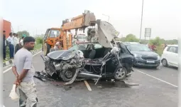 फिरोजाबाद: खड़े ट्रक से टकराई तेज रफ्तार कार, दर्दनाक हादसे में मां-बेटे की मौत