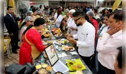 मैंगो फेस्ट में बना अनोखा रिकॉर्ड, 150 महिलाओं ने एक साथ मिलाया आम का अचार