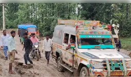 बलरामपुर: एनएच-343 निर्माण बना मुसीबत, दलदल बनी सर्विस लेन, राहगीरों का सफर हुआ मुश्किल