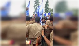 भीम आर्मी का अम्बेडकर प्रतिमा पर प्रदर्शन,पुलिस उठाकर ले गई