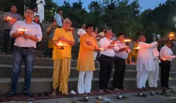 गुरु पूर्णिमा पर ओमघाट में गंगा आरती का हुआ आयोजन 