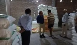 आटे में पत्थर का चूरा पीसे जाने का वीडियो वायरल के बाद  आटे की मिलो में हुई छापेमार कार्रवाई 
