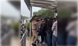 वीआईपी मूवमेंट के लिए खाली कराया बस शेल्टर, बारिश में भीगते लोगों का वीडियो वायरल
