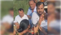 सरकारी जमीन को लेकर चल रहे विवाद के बीच हुई पत्रकार से मारपीट और अभद्रता