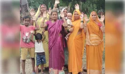 गोद में बच्चे, सामने जलभराव...पानी में डूबे रास्ते पर महिलाओं का आक्रोश