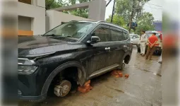घर के सामने खड़ी कार के दो पहिए खोलकर फरार हुए चोर