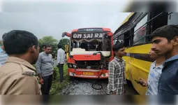 धार सड़क हादसा: स्कूली बच्चों से भरी बस को यात्री बस ने मारी टक्कर