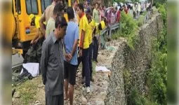 पौड़ी में दर्दनाक हादसा, कार सवार यात्रियों के साथ खाई में गिरी