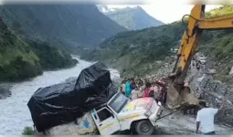 गंगोत्री हाईवे पर बाल-बाल बचे कांवड़िए, गंगा में गिरने से बचा वाहन