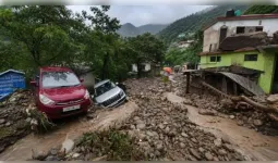 मूसलाधार बारिश से आफत, रौद्र रूप' में दिखा झरना