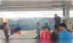 रेलवे प्लेटफार्म पर खड़ी एसी कोच में लगी आग, टला बड़ा हादसा