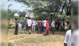 पानी लेने निकले परिवार पर गिरा बिजली पोल, पिता-पुत्र की मौत