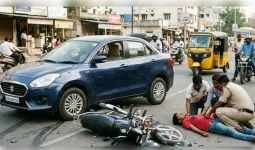  तेज रफ्तार कार ने बाइक सवार युवकों को मारी टक्कर, हालत गंभीर