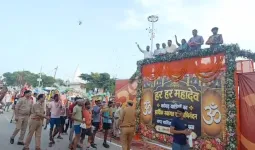 कांवड़ श्रद्धालुओं पर पुष्पवर्षा कर जनप्रतिनिधियों एवं अधिकारियों ने किया स्वागत