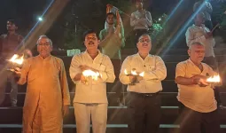 अमावस्या पर ओमघाट मे  डीएफओ जीडी मिश्रा ने की गंगा आरती, भक्तों ने किया दीपदान 