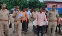 जिला बदर अभियुक्त को बैंड-बाजा के साथ जनपद की सीमा से किया गया बाहर