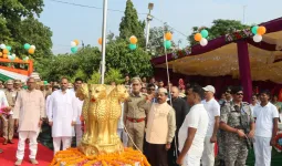 स्वतंत्रता दिवस के अवसर पर पुलिस लाइन्स में कैबिनेट मंत्री नन्दगोपाल गुप्ता ‘नन्दी’ ने किया ध्वजारोहण
