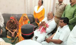राज्य मंत्री हंस राज विश्वकर्मा ने स्व0 सौरभ विश्वकर्मा के परिजनों मिलकर बंधाया ढांढस